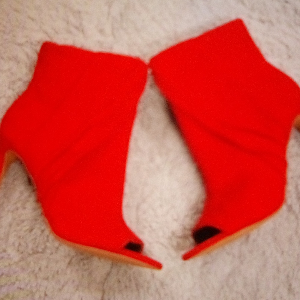 BOOTIES